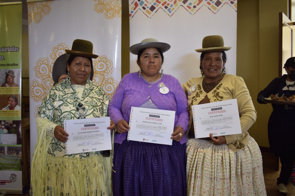 Foto: Martha Huanca, recibiendo su certificado en "Cuidado responsable de personas adultas mayores con enfoque social y solidario" otorgado por el CPMGA.