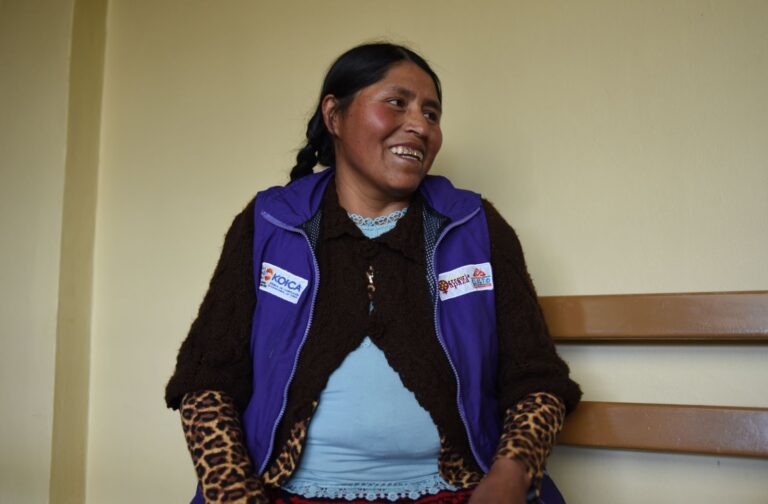 Maruja Copiracona porta el chaleco que identifica a las promotoras comunitarias. El Alto, Bolivia. Foto: Gustavo Ticona