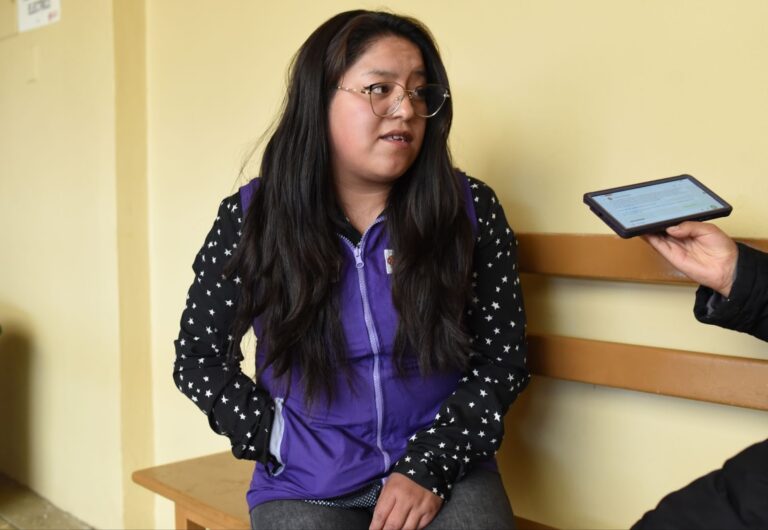 Rebeca Aguilar responde a la entrevista. El Alto, Bolivia. Foto: Gustavo Ticona