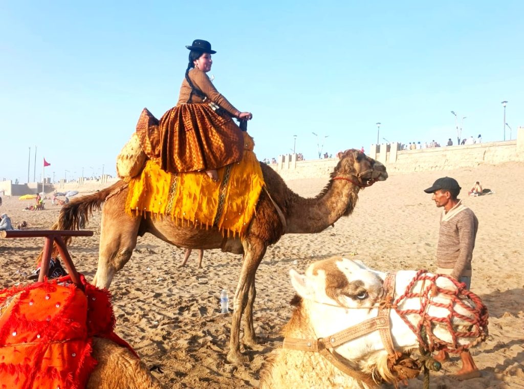 Foto: Estela Poma en la playa de Mehdia, Marruecos. 
